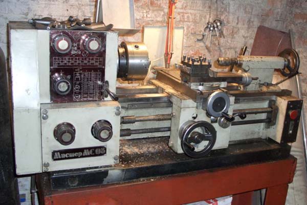 Загальний вигляд токарно-гвинторізного верстата МС-03 МС-03 Загальний вигляд токарно-гвинторізного верстата